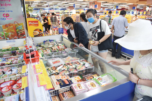 Người dân mua sắm tại Co.op Mart Rạch Miễu, Q.Phú Nhuận, TP.HCM