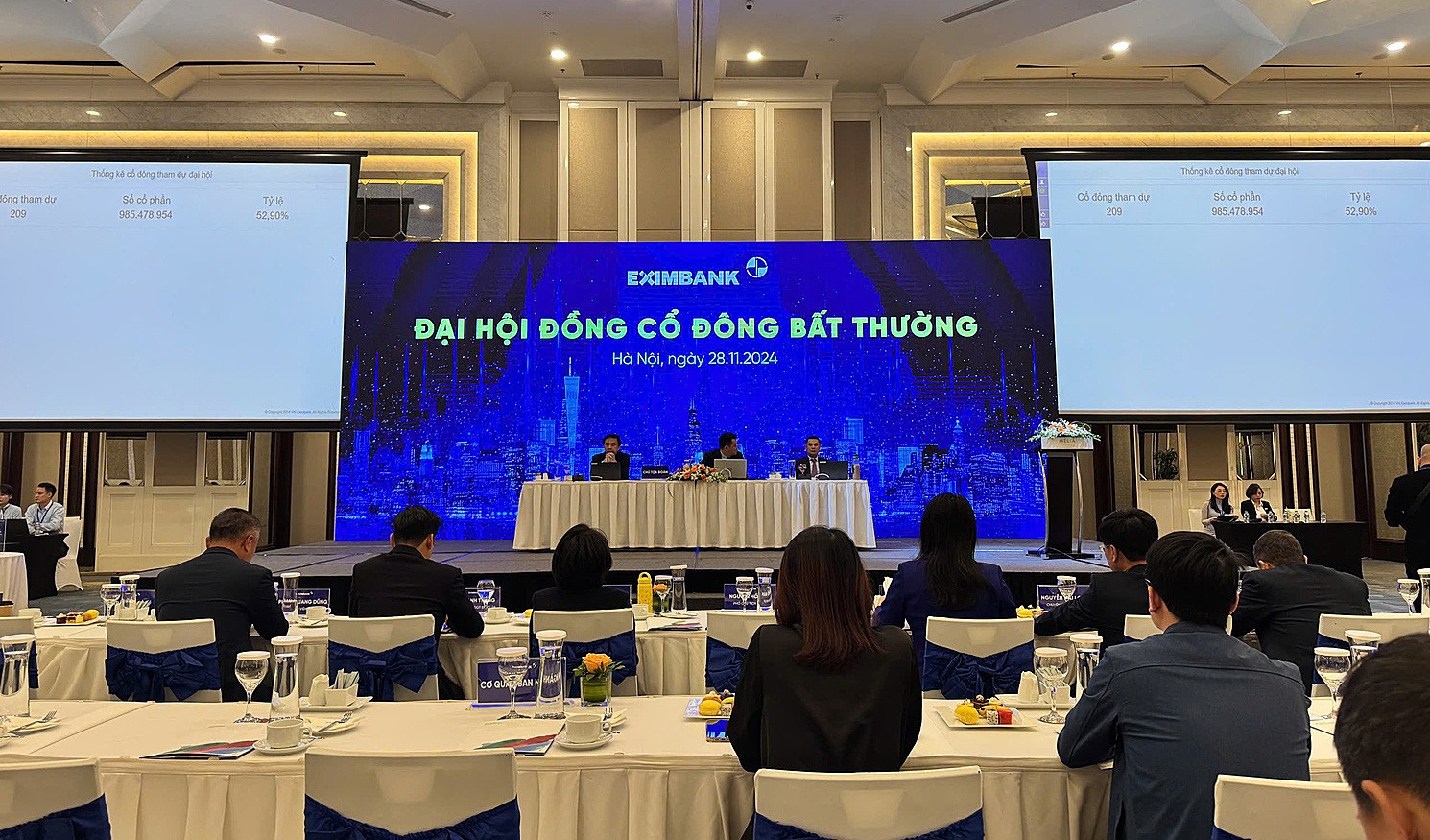 Eximbank miễn nhiệm hai phó chủ tịch HĐQT, chuyển trụ sở ra Hà Nội