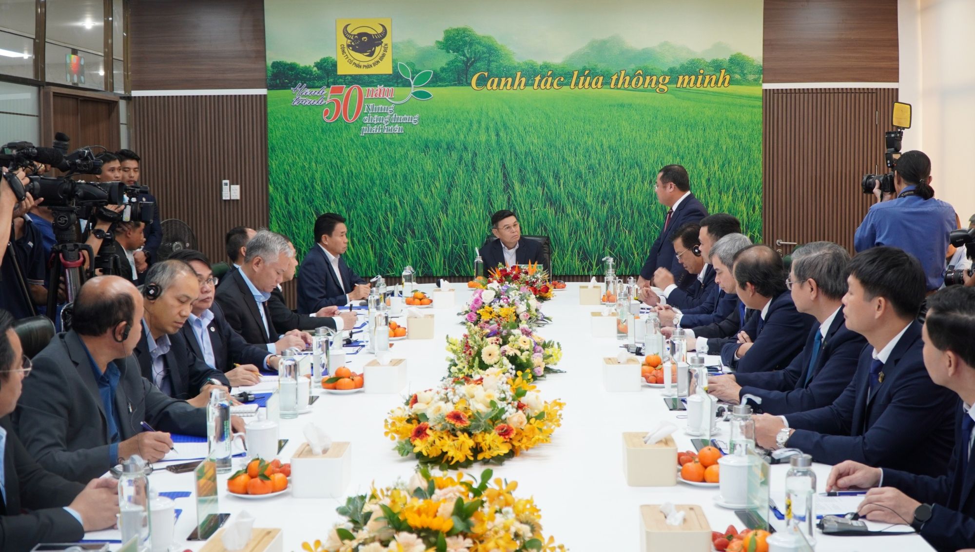 Chủ tịch Quốc hội Lào thăm Công ty phân bón Bình Điền