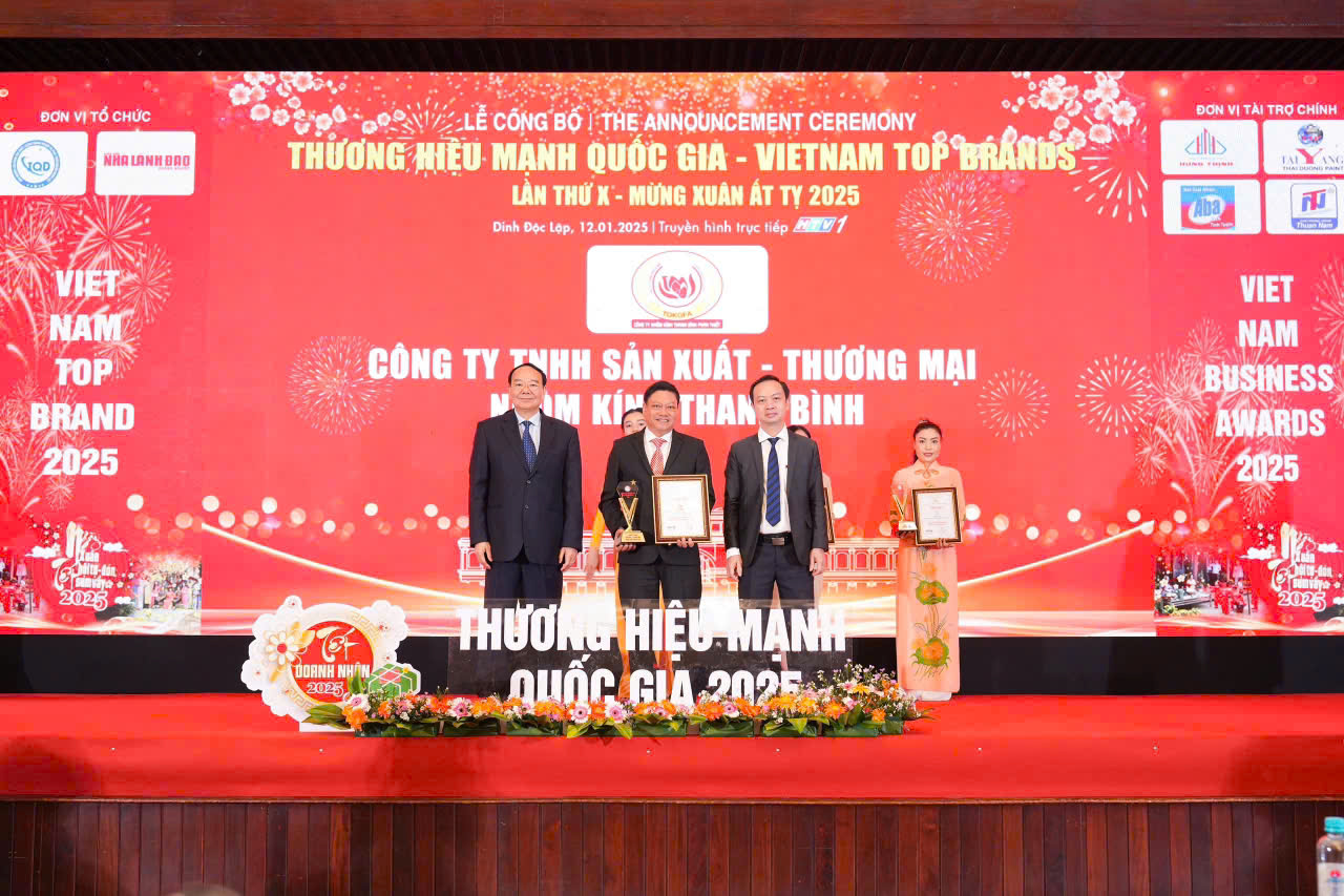 Công ty TNHH SX TM Nhôm Kính Thanh Bình vinh dự nhận giải thưởng Top 12 Thương Hiệu Mạnh Quốc Gia 2025