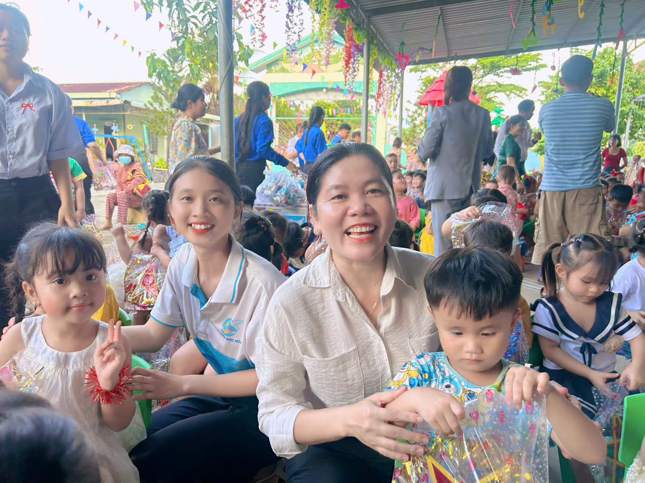 “VẦNG TRĂNG CỔ TÍCH” đem Trung thu ấm áp đến với 300 em nhỏ Tây Ninh