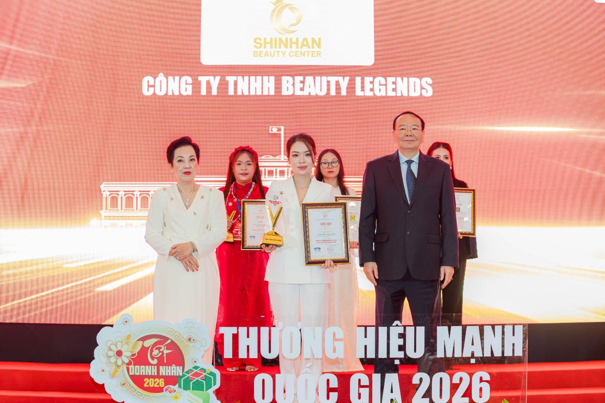Shinhan Beauty Center Được Trao 3 Giải Thưởng Lớn Tại Dinh Độc Lập, Khẳng Định Vị Thế Trong Ngành Thẩm Mỹ Việt