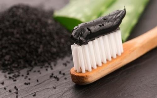 Tạp chí nha khoa Anh Quốc: "Kem đánh răng chứa than hoạt tính không làm trắng răng, thậm chí có hại"