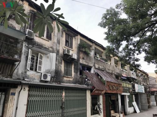 "Đội nón, mặc áo mưa" sống trong khu tập thể dột nát giữa Hà Nội