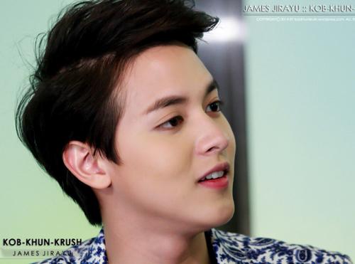 "Hoàng tử nụ cười Thái Lan" da mịn hơn con gái, mặt không góc chết