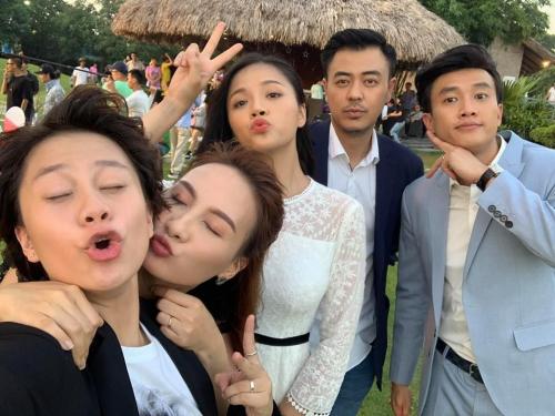 Hình ảnh không được lên sóng gây xúc động của "Về nhà đi con"-Thủy Vũ (tổng hợp) 