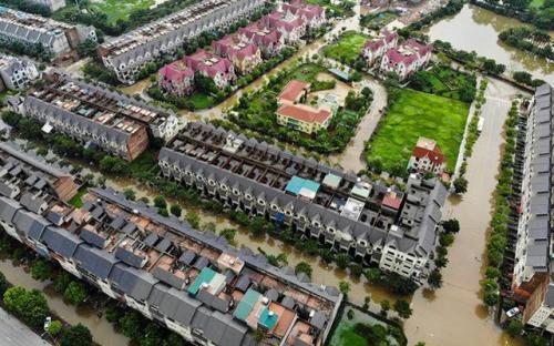 Hà Nội: 'Làng' biệt thự triệu đô Hà Nội lại chìm trong biển nước, dân chèo thuyền vào nhà