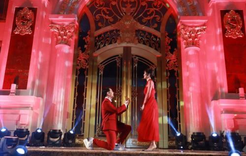 Ông Cao Thắng bất ngờ quỳ gối cầu hôn Đông Nhi ngay trên sân khấu - Quang Vũ 