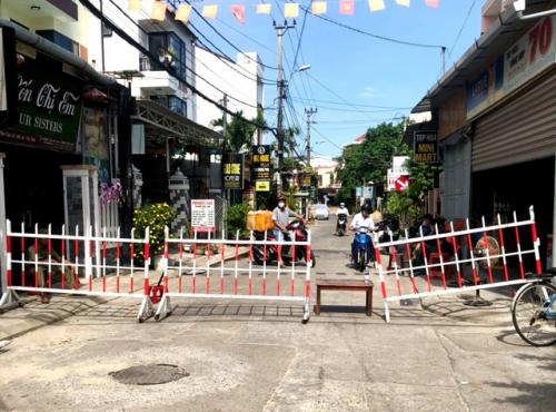 Học sinh ở Hội An mắc Covid-19 chơi bóng rổ cùng bạn, đi học thêm