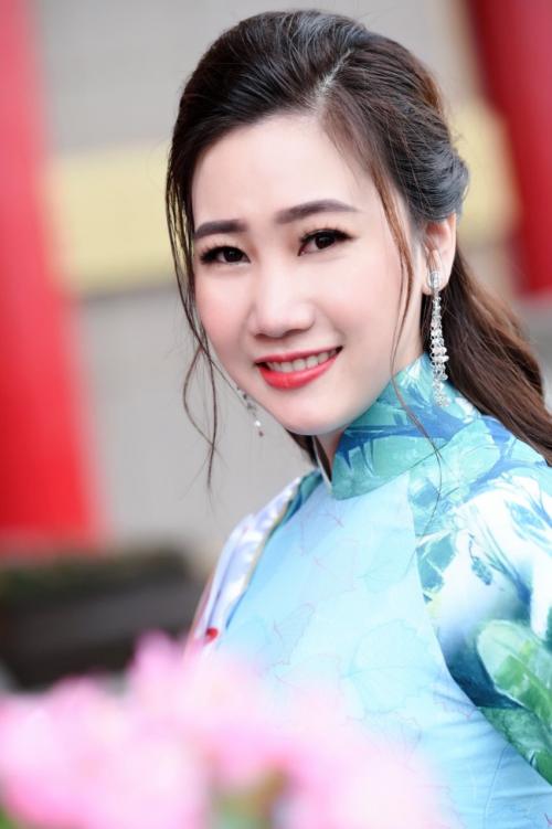 Nguyễn Thị Kim Chi tỏa sáng trong tà áo dài duyên dáng tại cuộc thi Hoa Hậu Sắc Đẹp Việt Nam Quốc Tế 2019