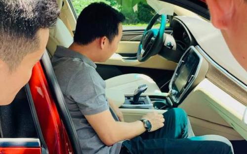 Chủ tịch Đoàn Hiếu Minh muốn cá nhân hoá VinFast Lux SA2.0 theo kiểu Rolls-Royce