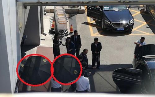 Đón nhân vật bí ẩn của Triều Tiên ở sân bay, an ninh TQ giăng ô đen che giấu danh tính