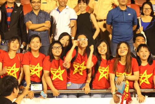 Người hâm mộ Sài Gòn đội mưa 'cháy' cùng đội tuyển Việt Nam