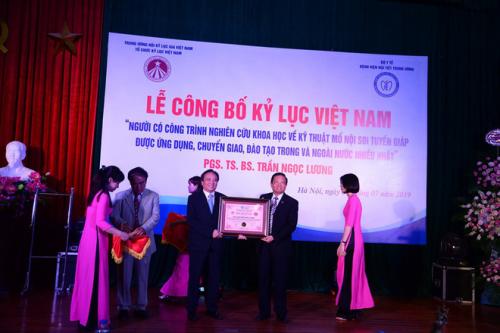 Xác lập kỷ lục Việt Nam cho bác sĩ tạo ra kỹ thuật mổ nội soi tuyến giáp