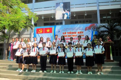 Học sinh lớp 9 lưu luyến chia tay bạn bè, bước vào mùa thi