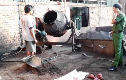 Diễn biến mới nhất vụ "trộn vỏ cà phê với lõi pin": Lời khai ban đầu của các đối tượng