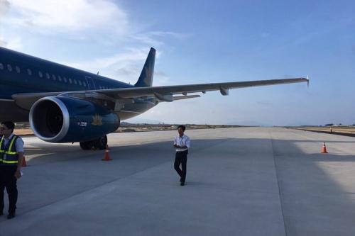 Vụ hạ cánh nhầm đường băng: Phi công lỗi chính, đường băng lỗi phụ?