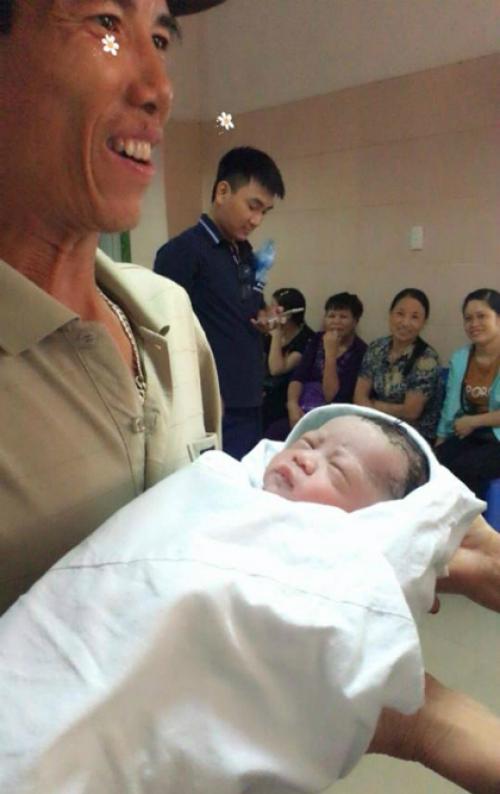 Nụ cười của người cha nghèo hiếm muộn lần đầu bế con