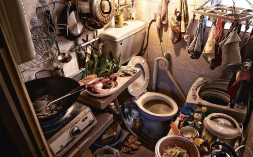 Bộ ảnh hiếm về những căn hộ siêu nhỏ ở Hong Kong, được ví như những "cỗ quan tài"