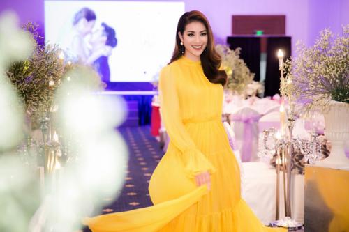 Phạm Hương tung váy tạo dáng ở sự kiện