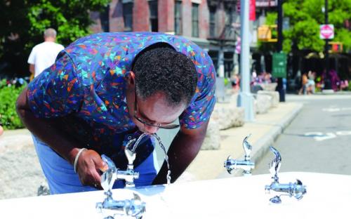 Dân New York nói về hệ thống nước máy của mình: Chúng tôi được uống "sâm panh" mỗi ngày