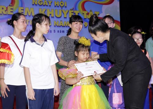 Theo chân Hoa Hậu Kim Oanh trao quà cho các em nhân dịp Tết Thiếu Nhi 