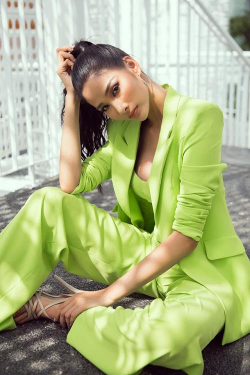 Phản ứng bất ngờ của Á hậu Hoàng Thùy trước tin đồn “dao kéo” vòng 1