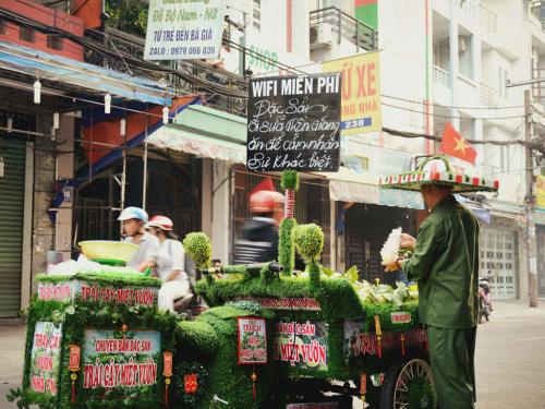 Anh đẩy xe bán trái cây 'xanh toàn tập', miễn phí wifi độc nhất Gò Vấp