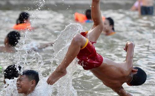 Người dân ngoại thành thích thú tắm giải nhiệt ở hồ nhân tạo giữa cái nắng như thiêu như đốt lên đến 40 độ C