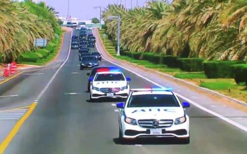 Vì sao UAE sơn màu, dán phù hiệu tiếng Nga trên xe cảnh sát hộ tống ông Putin?