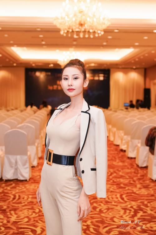 Á khôi Duyên dáng Áo dài Chi Nguyễn bất ngờ tham dự ‘Người mẫu thời trang 2018’