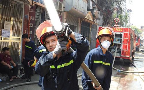 Cảnh tan hoang tại Công ty Rạng Đông sau vụ cháy kéo dài hơn 5 tiếng