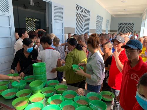 Á Hậu Phạm Ngọc Thanh Trúc trao quà cho bệnh nhân tâm thần tại Bình Dương