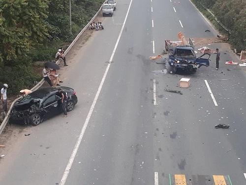 Ôtô mất lái đâm vào dải phân cách Đại lộ Thăng Long