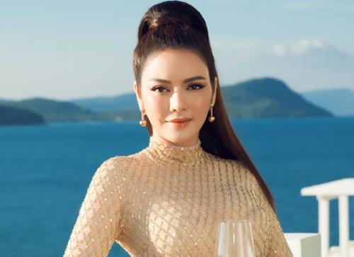 Đến người giàu như Lý Nhã Kỳ cũng chọn về quê trồng rau nuôi gà: Nữ diễn viên vô cùng hồ hởi, vui vẻ trong những trang phục "quê mùa", dép tổ ong