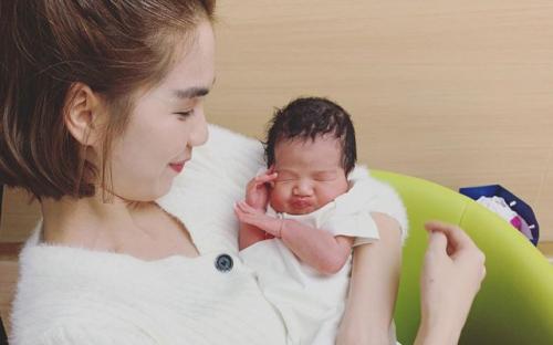Bế cháu ruột mới sinh trên tay, Ngọc Trinh quả quyết: "Năm sau cũng làm một đứa"