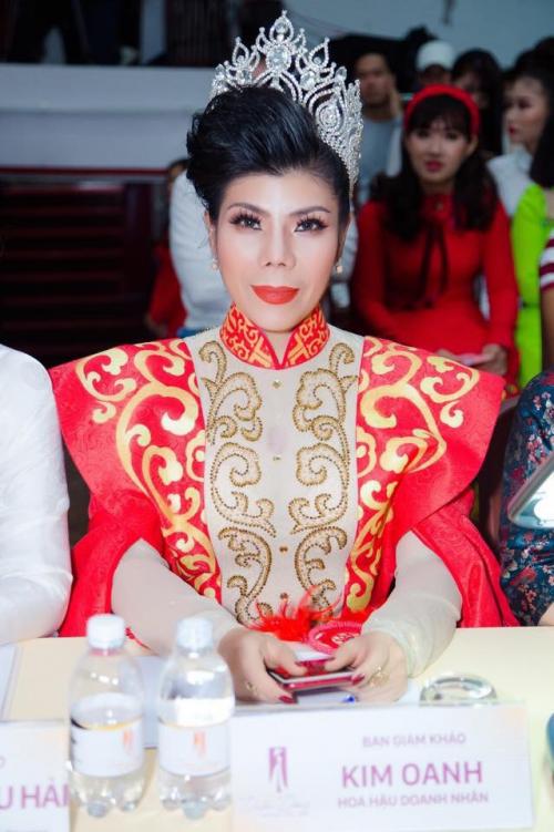 Hoa Hậu Kim Oanh đốn tim khán giả khi chấm thi nhan sắc tại TPHCM