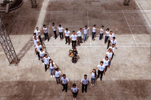 Bộ ảnh kỷ yếu đặc biệt “chạm đến trái tim” sau 17 năm ra trường của lớp 12A3 Chu Văn An Nha Trang niên khoá 1998-2001. 