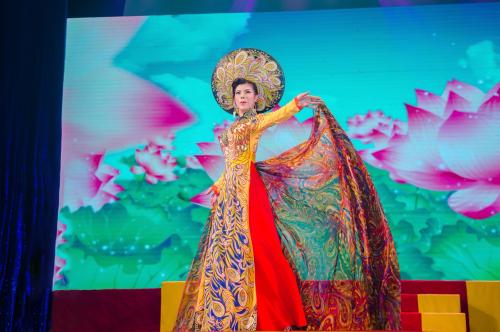 Lần đầu tham gia Show diễn Nghệ Sỹ Mừng Xuân 2019 Hoa Hậu Kim Oanh chứng tỏ khả năng catwalk điêu luyện