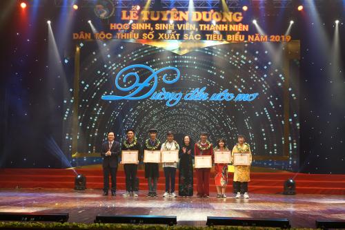 Tuyên dương 120 học sinh, sinh viên, thanh niên DTTS xuất sắc 2019