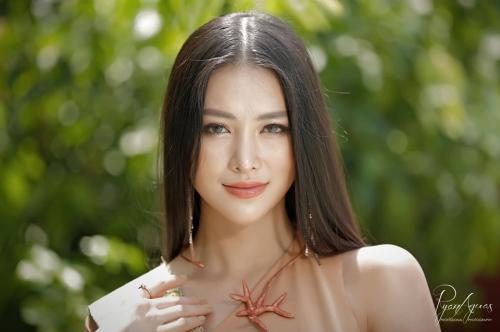 Hoa hậu Phương Khánh mặc thanh lịch vẫn nổi bật đường cong đẹp hút ánh nhìn