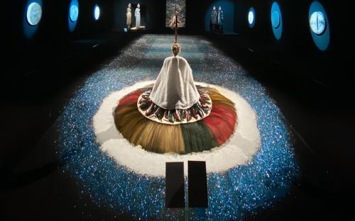 10 không gian nghệ thuật trong triển lãm Cục Im Lặng của Nguyễn Công Trí: Choáng ngợp, lộng lẫy và tuyệt đối công phu