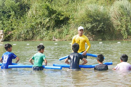 230 trẻ em vùng rốn lũ ở Quảng Bình được học bơi miễn phí
