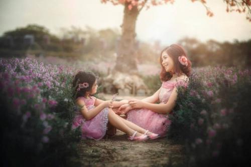 Ngất ngây trước bộ sưu tập "cực chất" mẹ thiết kế để diện cùng con gái