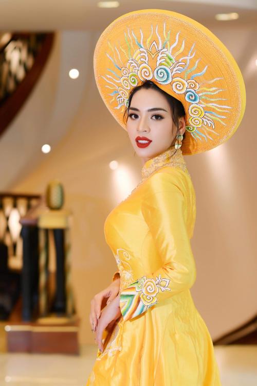 Ngắm Hoa Hậu Mai Diệu Tuyết Nhung duyên dáng trong trang phục áo dài truyền thống.