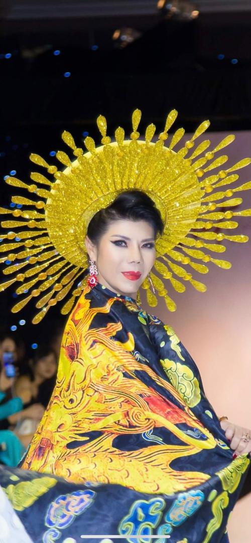 Hoa hậu doanh nhân Kim Oanh hoá Nữ Thần tại tuần lễ thời trang Viet Fashion Week