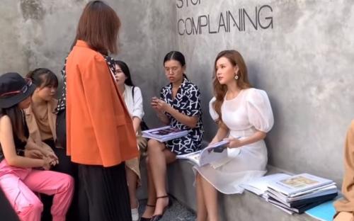 Hot girl Midu quyền lực, nghiêm khắc chấm thi khiến sinh viên lo lắng, e sợ