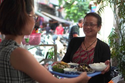 Quán ốc đặc biệt của bà chủ khiếm thính ở Hà Nội