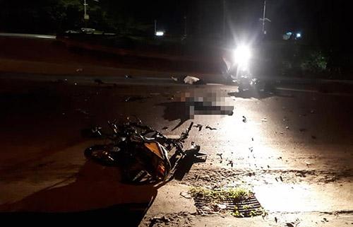 Hai xe máy đấu đầu khiến ba người chết