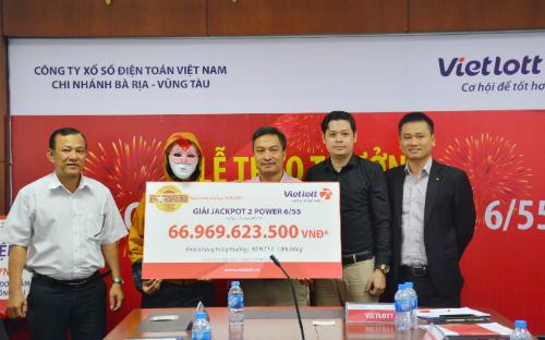 Nữ khách hàng che kín toàn thân nhận 67 tỷ đồng trúng số